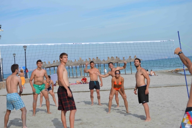 Partido de voleyplaya en la arena